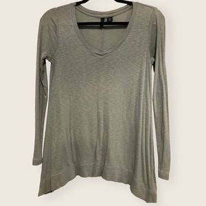 Cynthia Rowley Handkerchief Hem Long Sleeve V Neck Tee In Sage Green Size Small